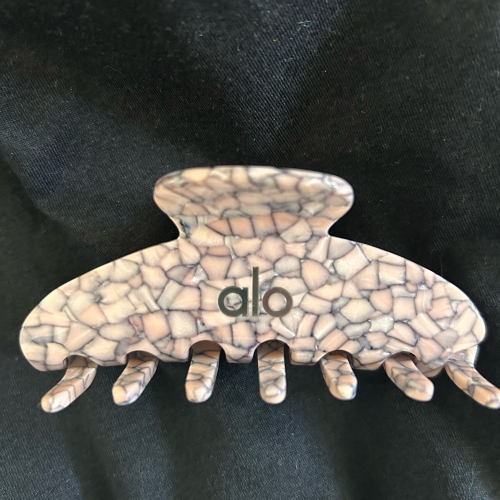 Alo Yoga 90’s Claw Clip